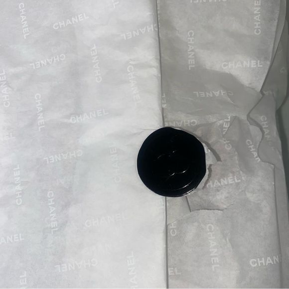 CHANEL designer box w/Chanel tissue paper and seal (box and tissue paper only) - Picture 5 of 12